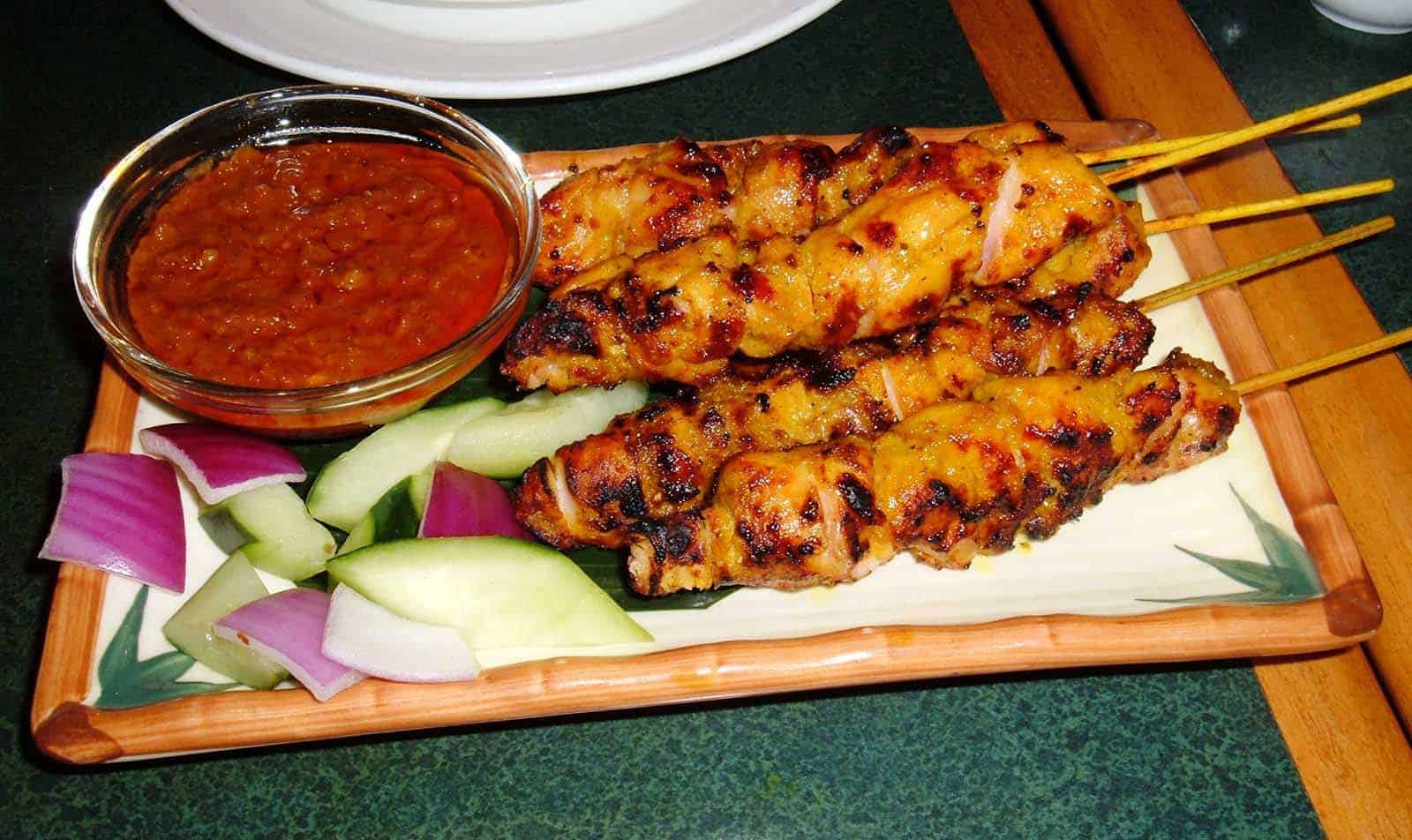 Satay – Lihaa vartaassa.