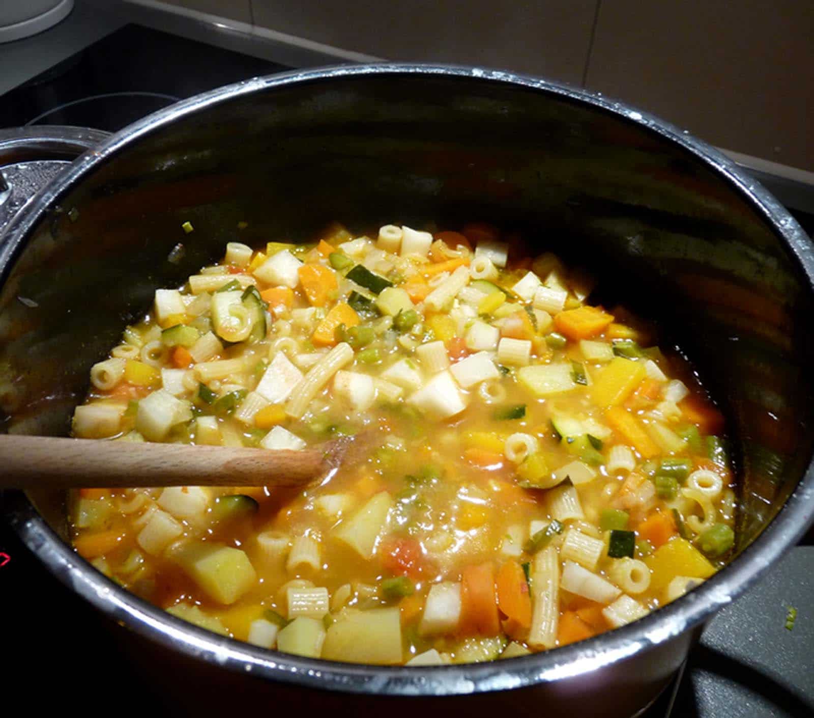 Talvinen minestronekeitto sitruunalla ja chiliöljyllä (8 hengelle)
