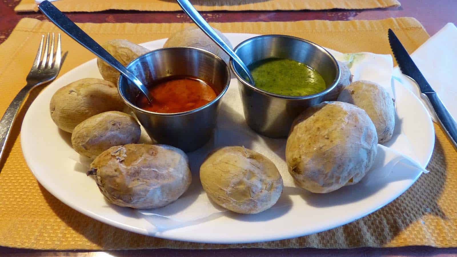 Papas Arrugadas, mojo rojo ja mojo verde. (kuudelle)