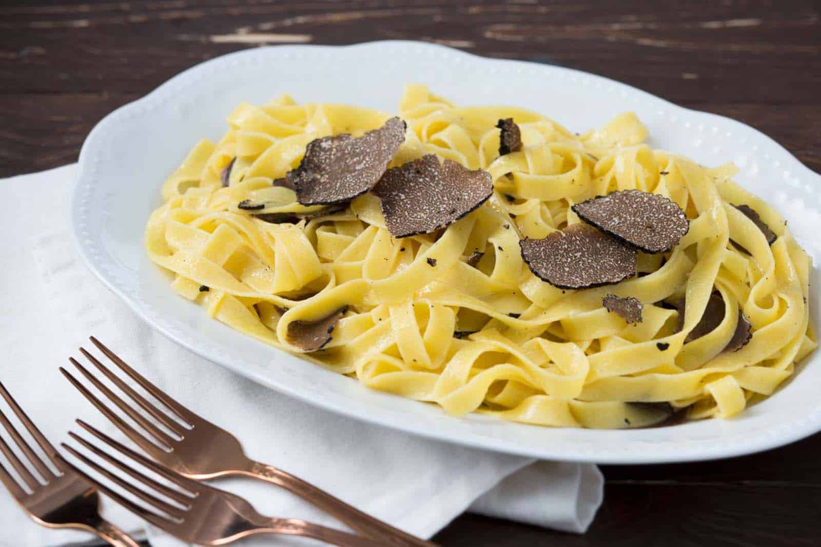 Fettuccinea tryffeleillä ja parmesaanilla
