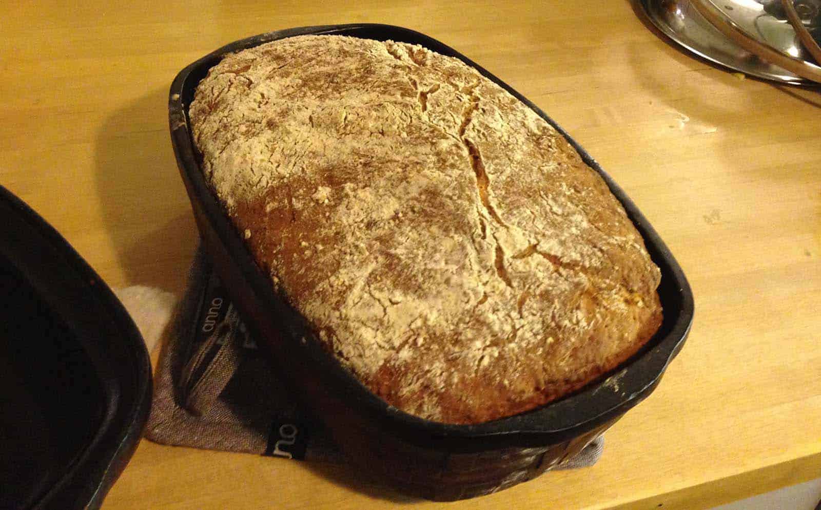 Mausteinen porkkanaleipä savipadassa