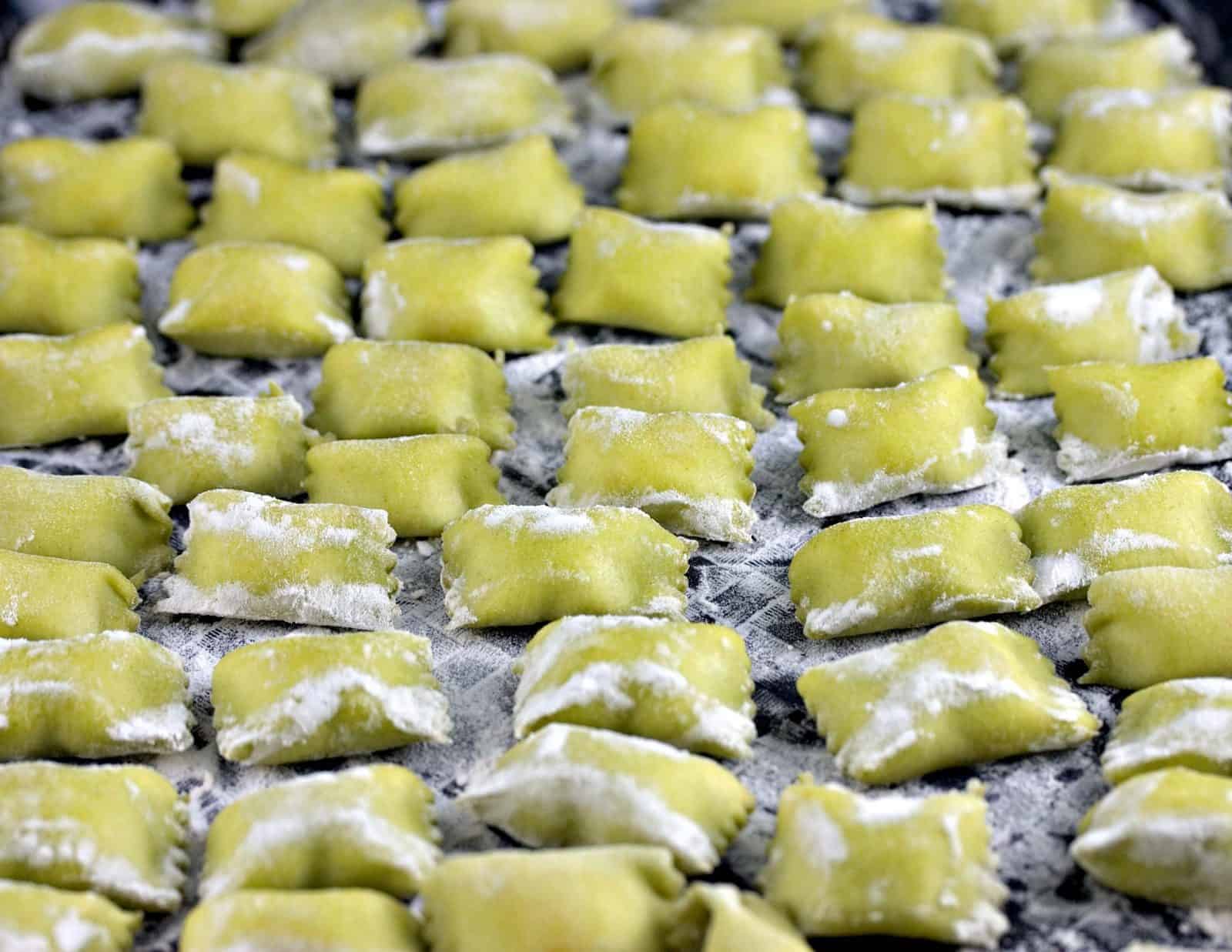 Piemontelainen agnolotti herne-vuohenjuustotäytteellä
