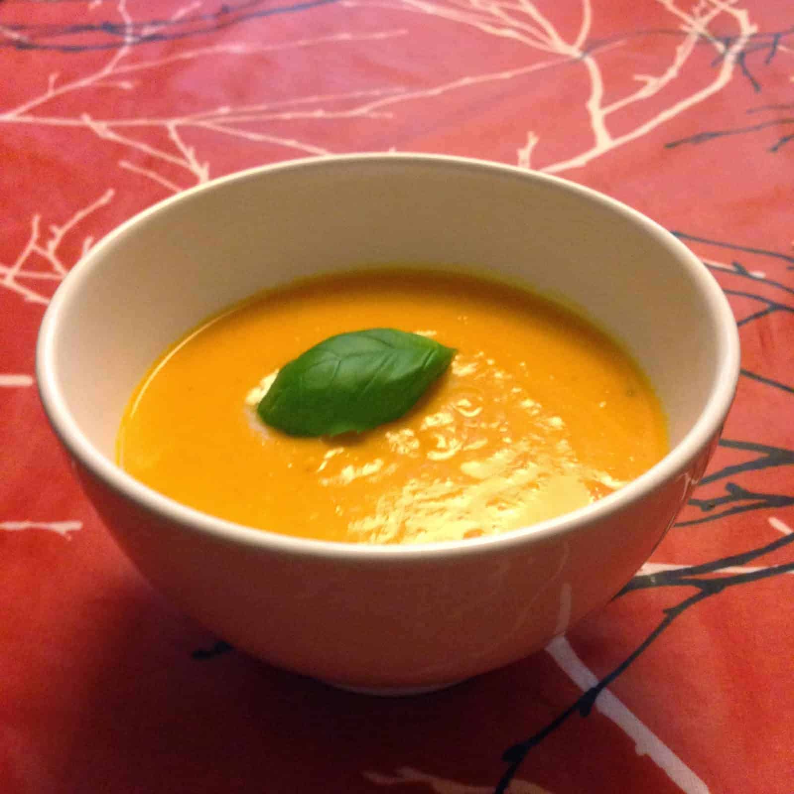 Bataattisosekeitto Aurinkokuivatulla tomaatilla ja parmesaanilla