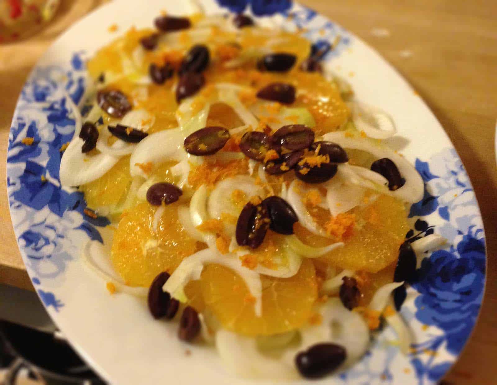Appelsiini-fenkolisalaatti