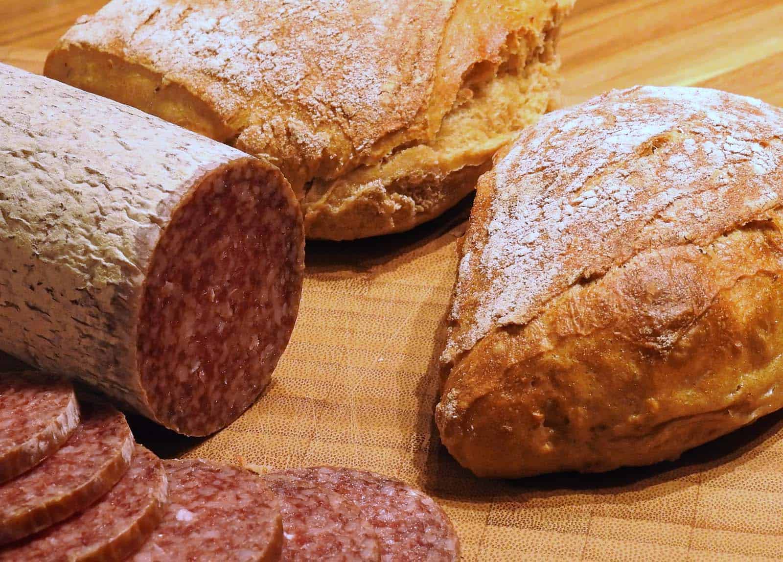 Paistettua valkosipulileipää ja chorizoa
