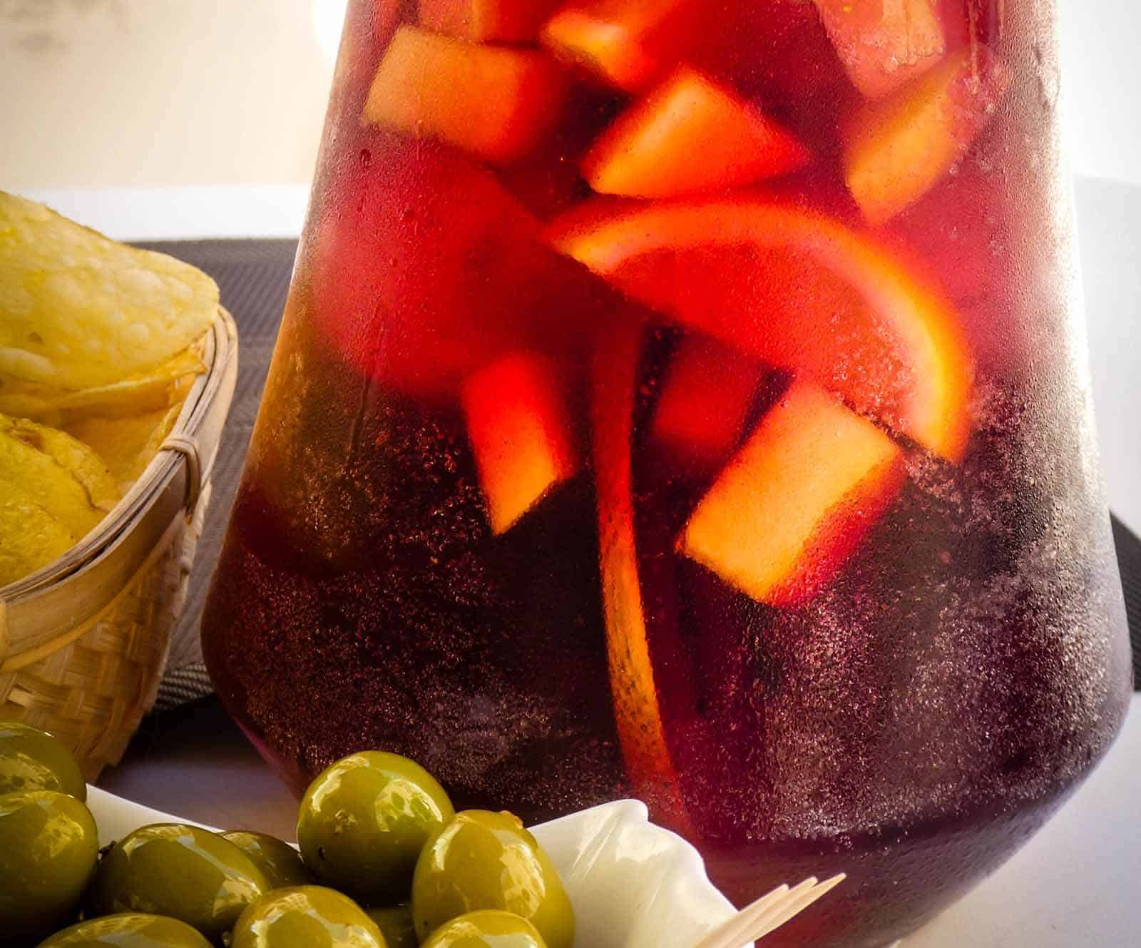 Sangria, veren väri ja hedelmän maku.