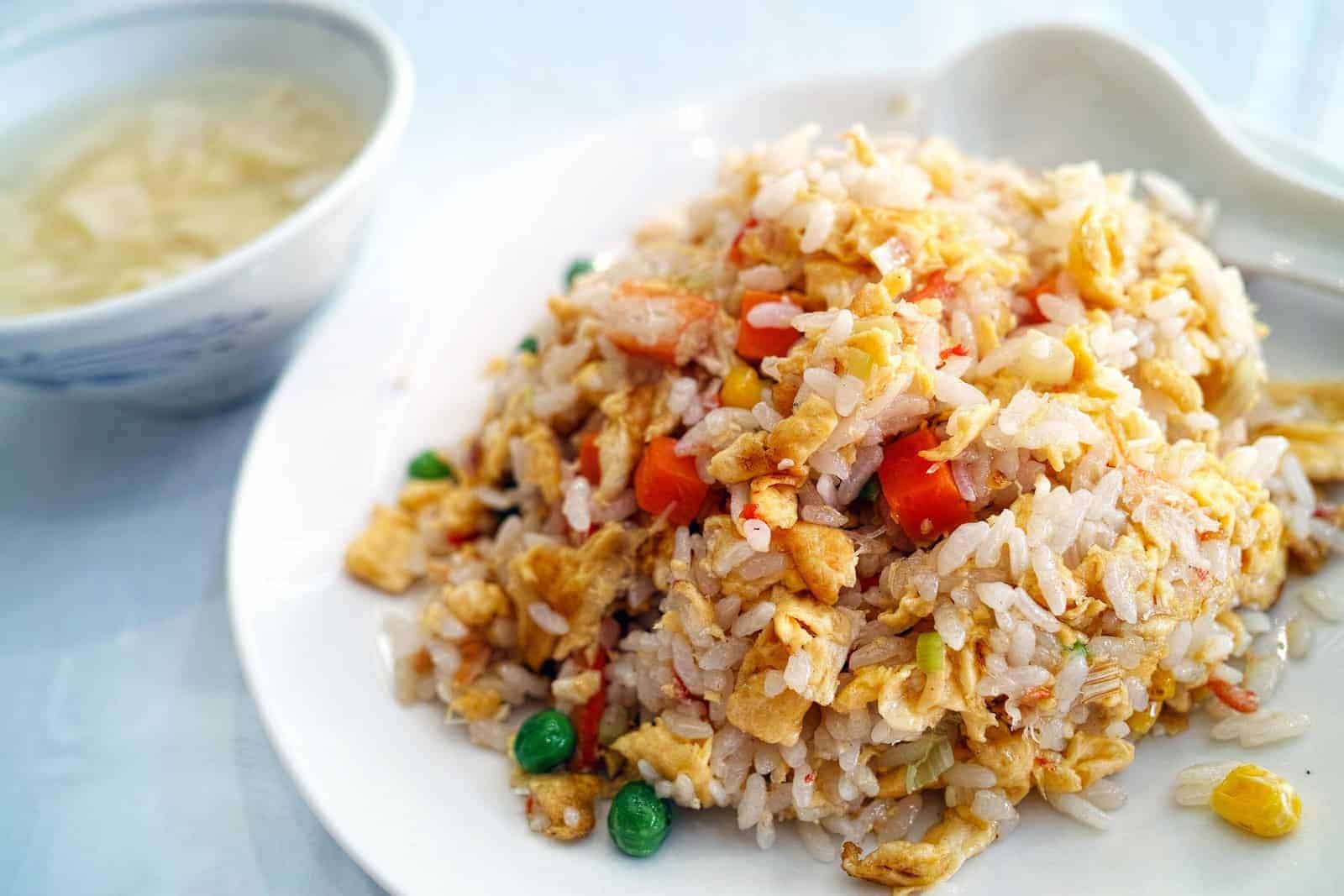 Paistettu valkosipuliriisi Hong Kongin tapaan.