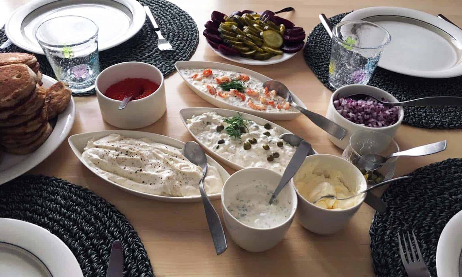 Gluteenittomat blinit ja seitsemän sortin täytteet