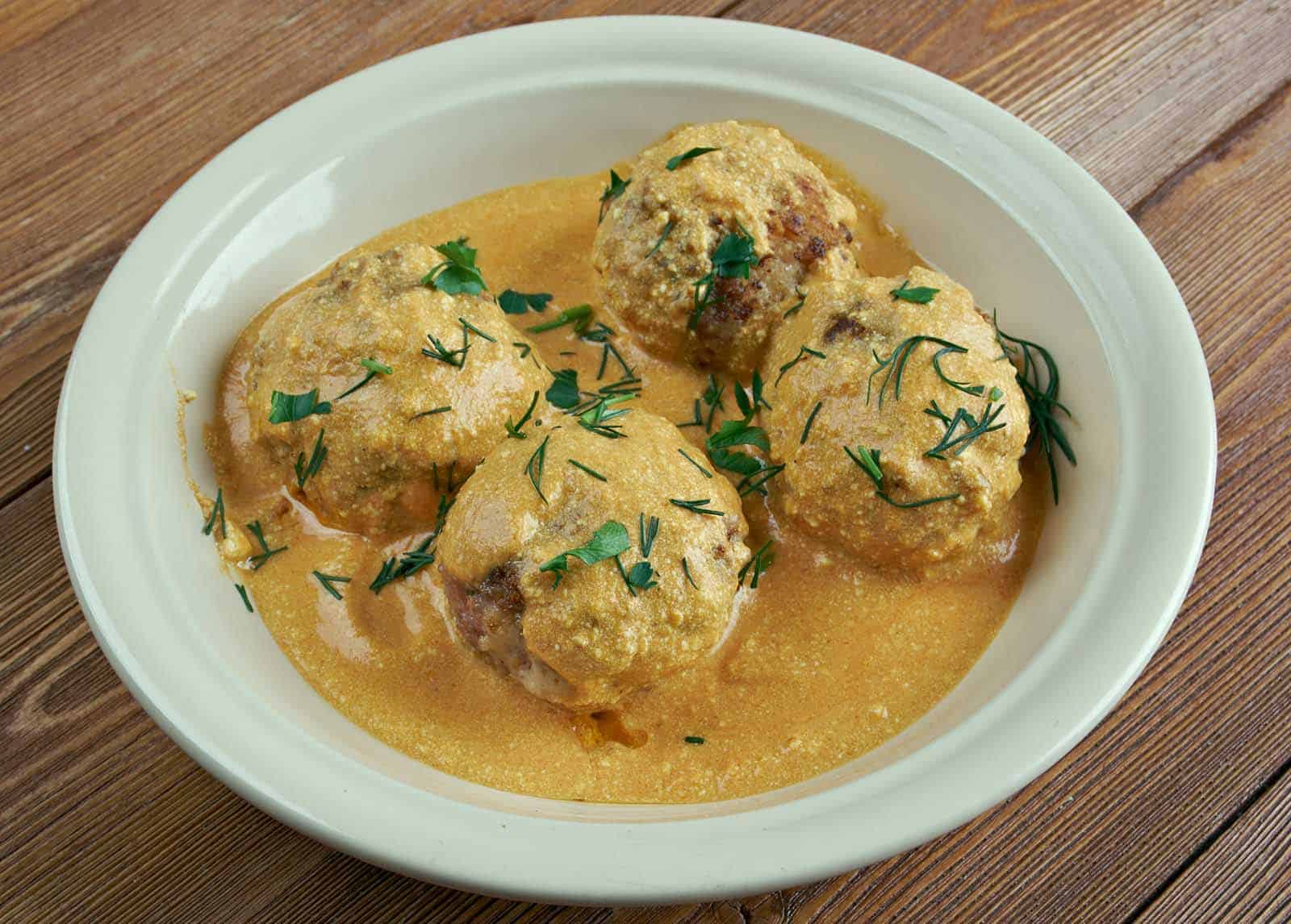 Kheema kofta ja kashyu masala. Eli lammaslihapullat ja cashewpähkinäkastike.