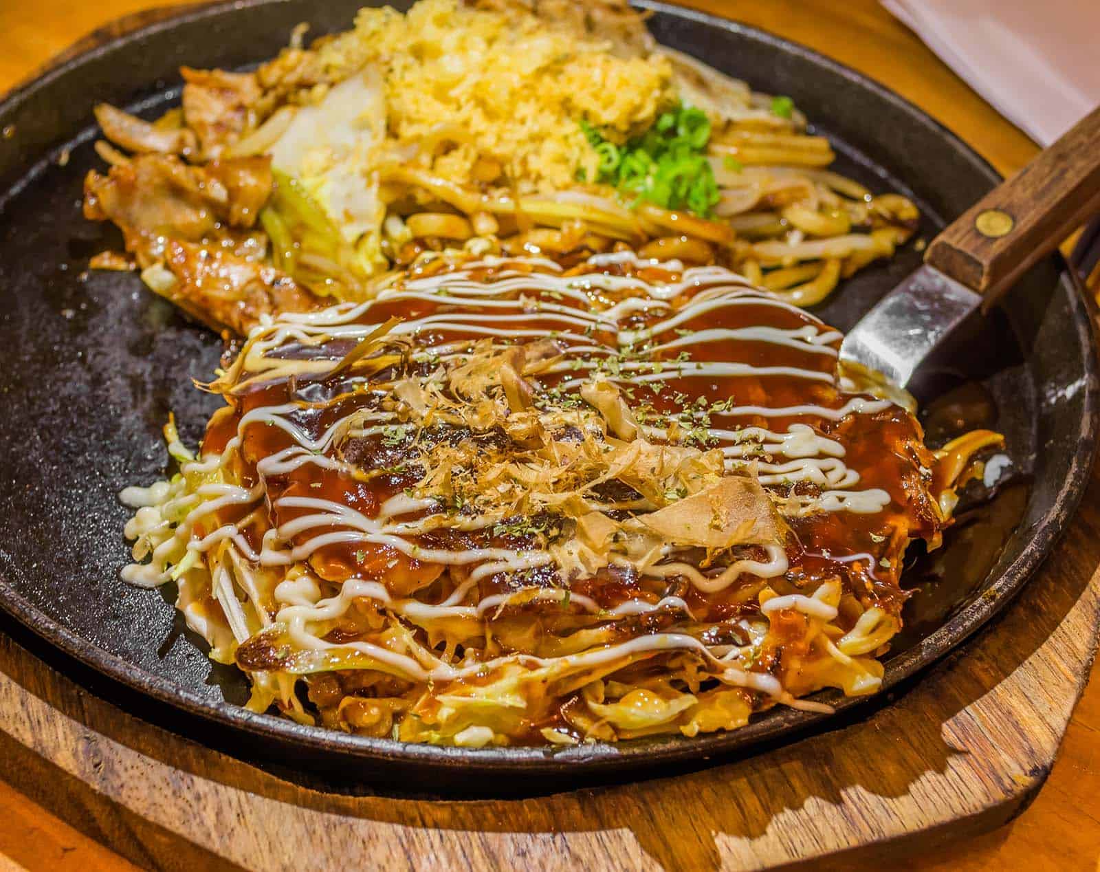 Okonomiyaki. Kaikkea mitä haluat paistettuna.
