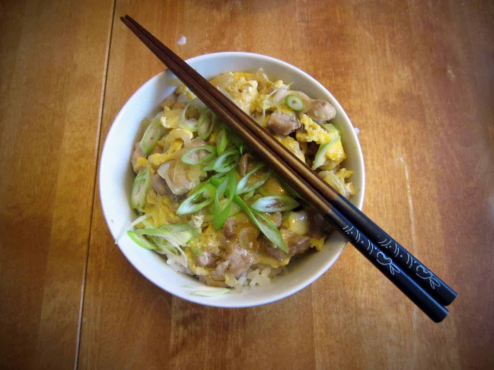 Oyakodon ja muita japanilaisia ruokasanaleikkejä.