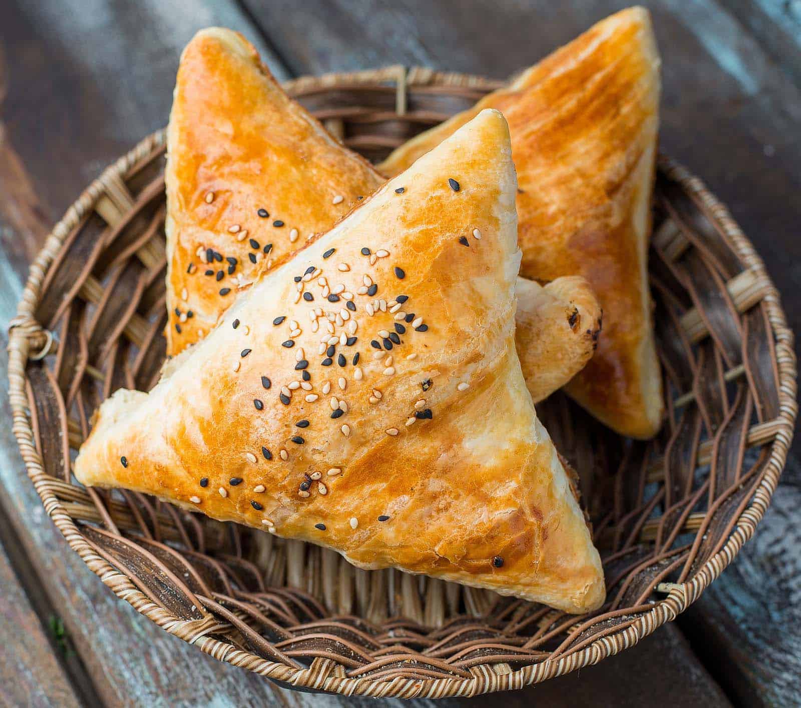 Samosat. Mogulipasteijoita monilla täytteillä.
