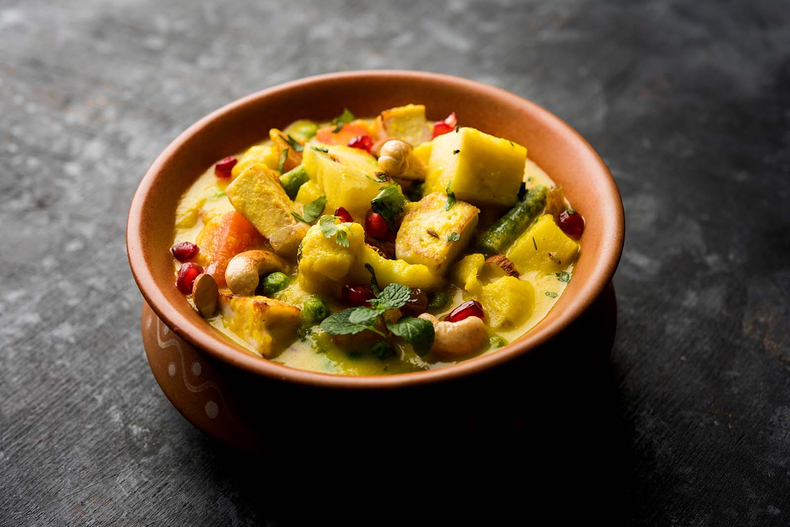 Navratan korma. Yhdeksän jalokiven curry.