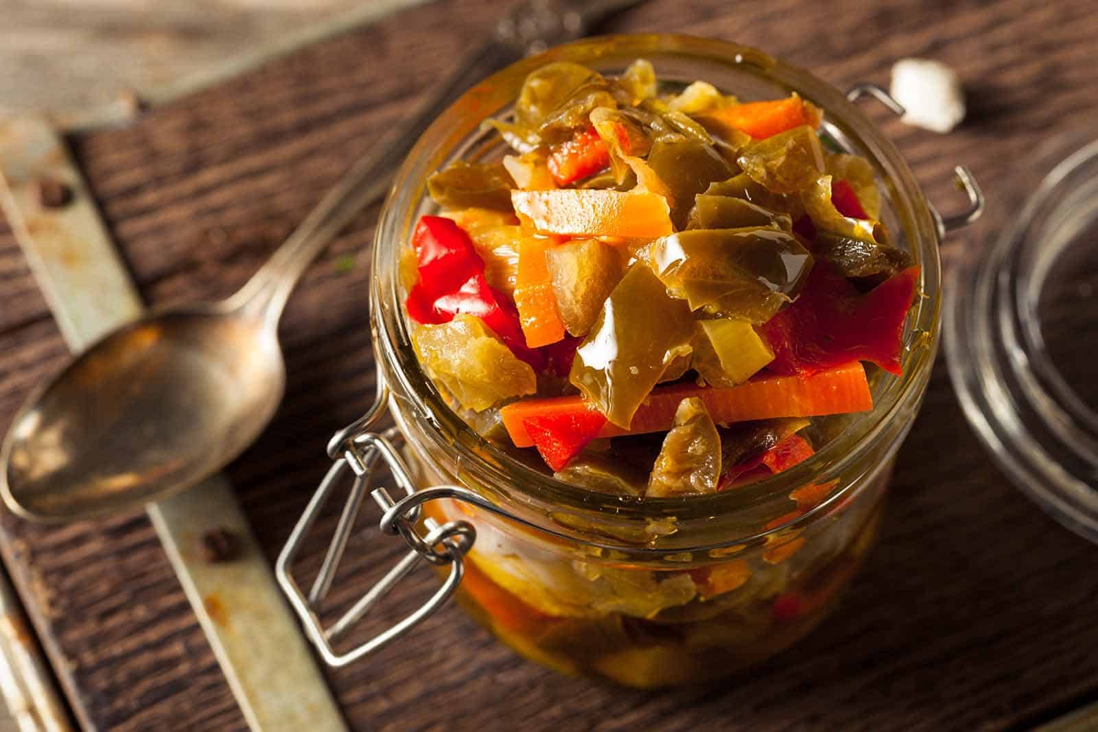 Giardiniera, italialainen kasvissäilyke. New Orleansin tapaan.