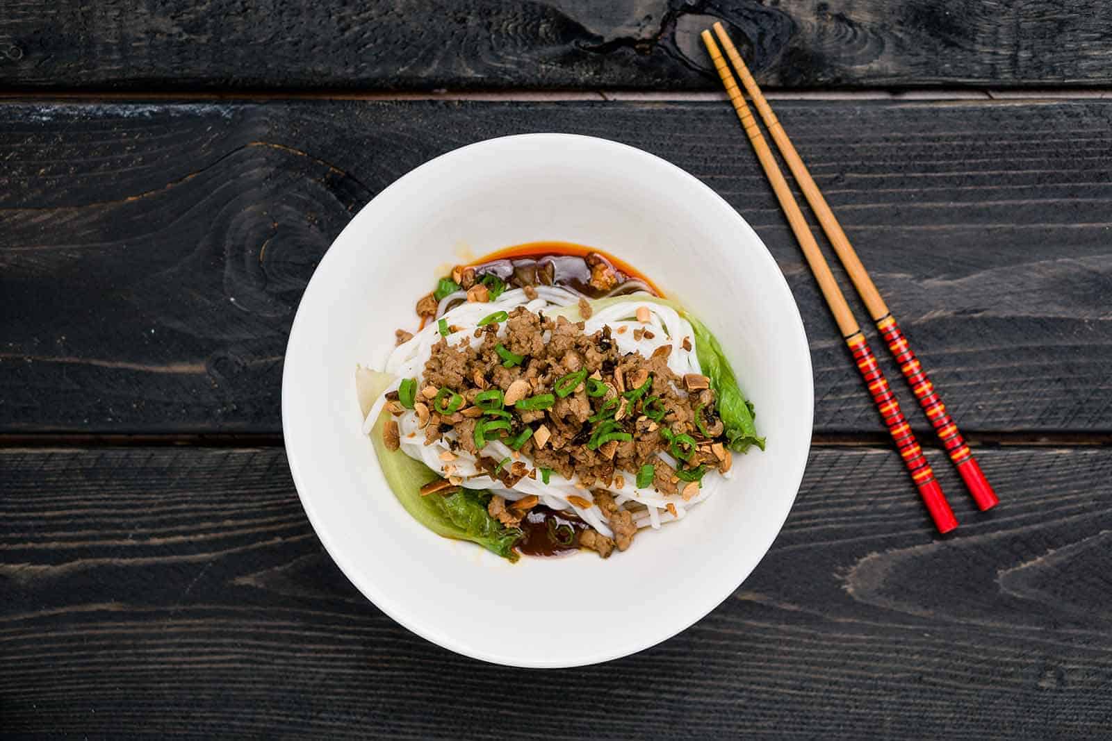 Dan Dan Mian 担担面: Kantopuunuudeleita monella tavalla