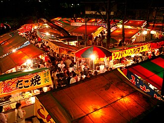 Nakasu ja Fukuokan yatai-kojujen iltavalo