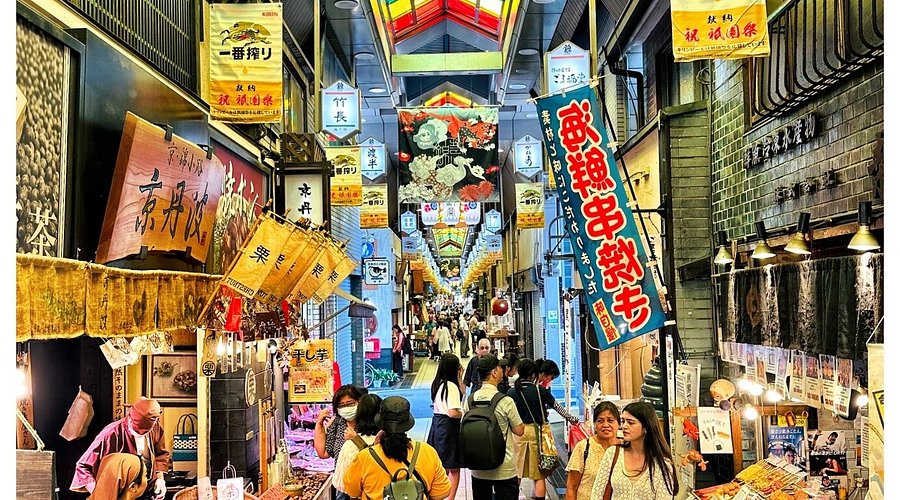 Nishiki Marketin ruokakujan tunnelma Kiotossa