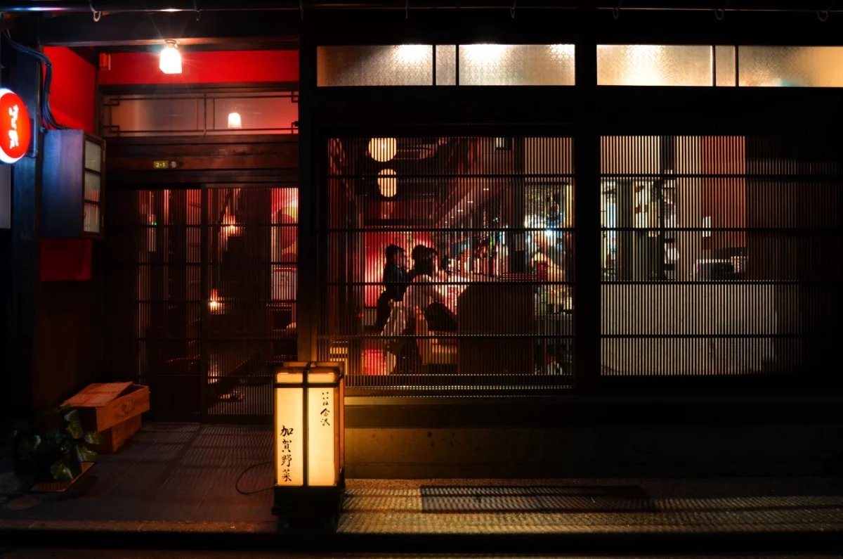 Kanazawan izakaya-illan tunnelma