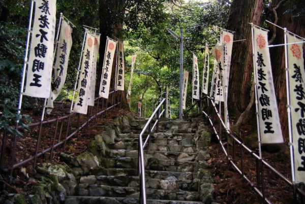 Imported external image: https://www.japan-experience.com/sites/default/files/images/content_images/sasaguri-2020-2.jpg