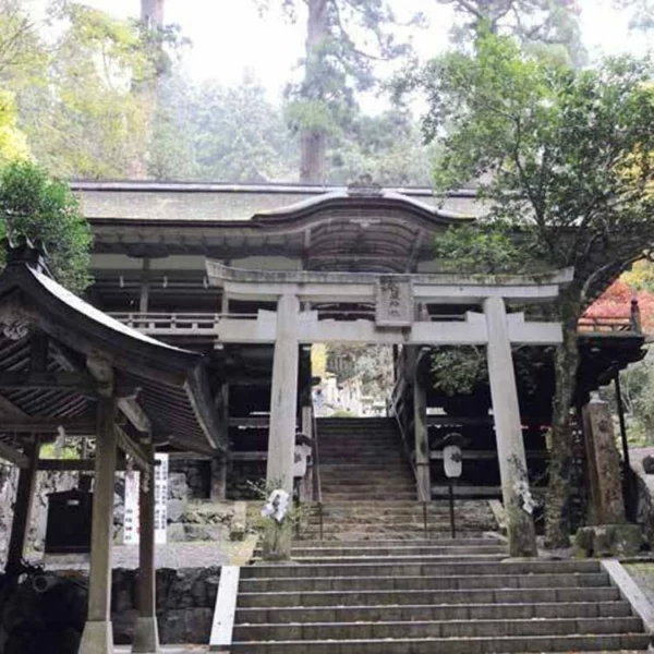 Yuki-jinja Kuraman metsässä